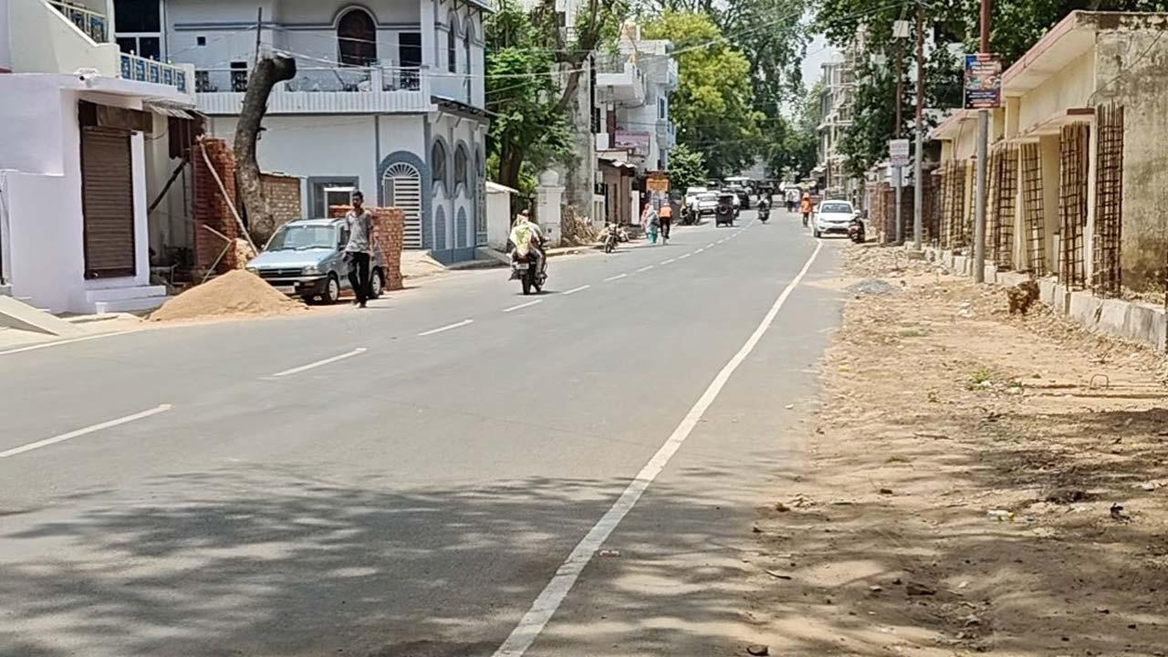 બાંદામાં સવારના સમયે સૂમસામ રસ્તો.