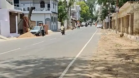 બાંદામાં સવારના સમયે સૂમસામ રસ્તો.