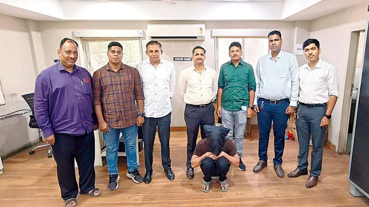 નવી મુંબઈના સાઇબર સેલે ધરપકડ કરેલો આરોપી શાહરુખ ખાન.