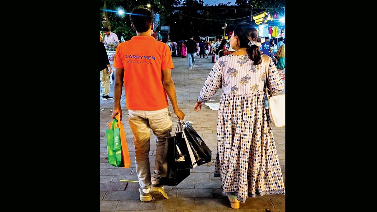 તેમના ટી-શર્ટ પર ‘કૅરીમૅન’ લખેલું હોય છે