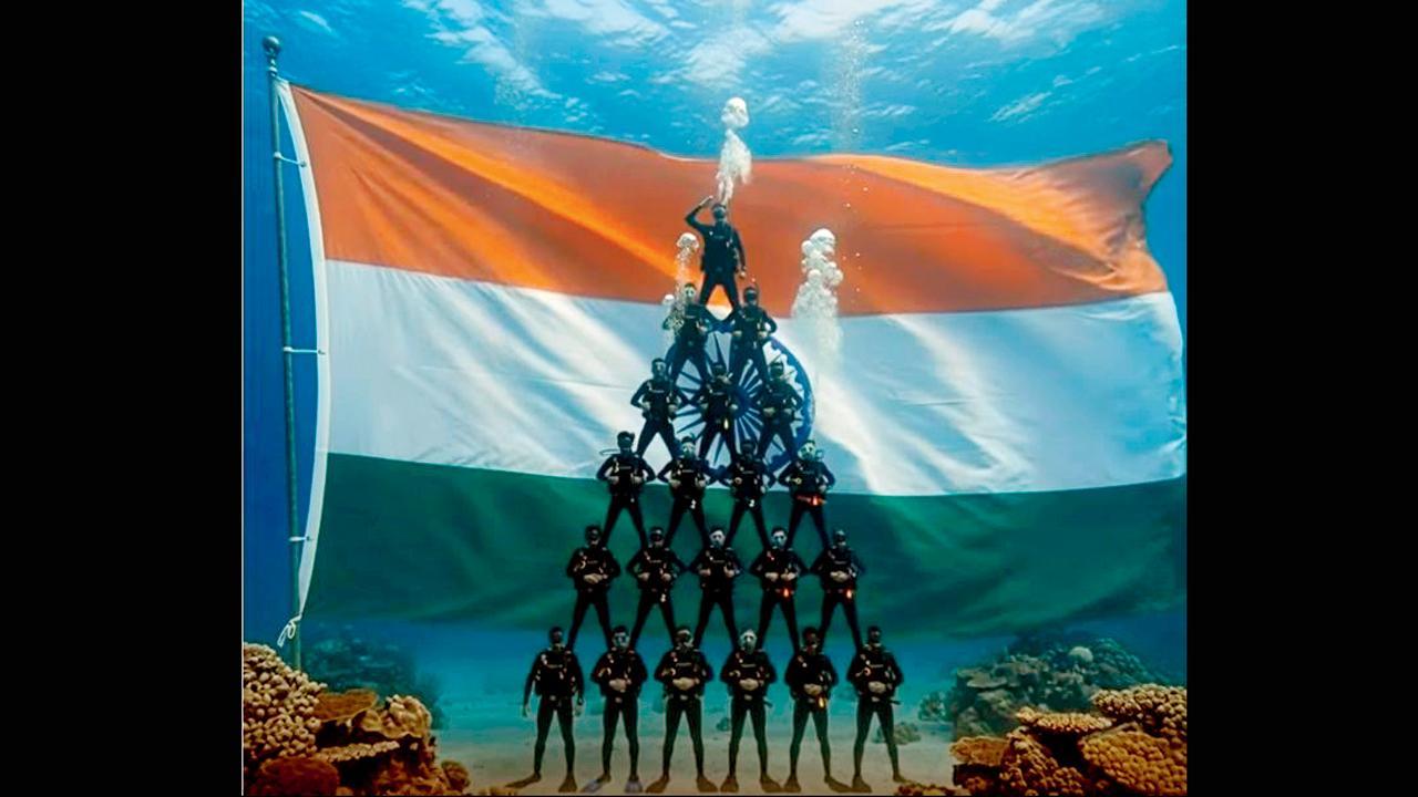 સમુદ્રમાં સૌથી ઊંચો માનવ પિરામિડ