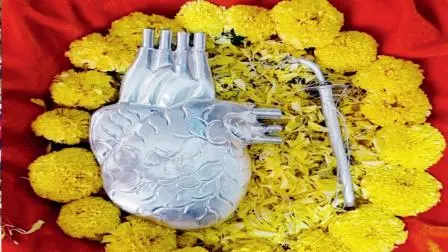 પ્રભુને ચાંદીનું દિલ ચડાવ્યું