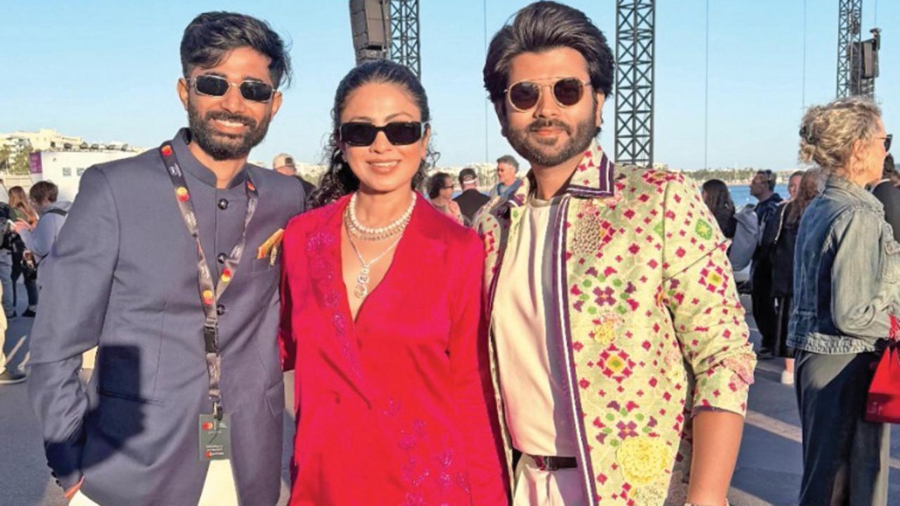 કાન ફિલ્મ ફેસ્ટિવલમાં (ડાબેથી) ‘લાલો : શ્રી કૃષ્ણ સદા સહાયતે’ના ડિરેક્ટર અંકિત સખિયા, પ્રોડ્યુસર માનસી પારેખ અને પૉડકાસ્ટર જય થડેશ્વર