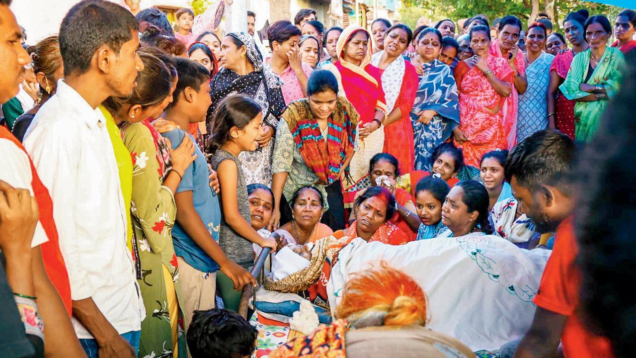 લઠ્ઠાકાંડમાં પરિવારના સભ્યને ગુમાવ્યા બાદ આક્રંદ કરી રહેલી મહિલાઓ અને અન્યો