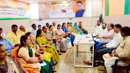 સોમવારે BJPના મહારાષ્ટ્રના પ્રમુખ રવીન્દ્ર ચવાણે થાણેના BJPના નગરસેવકોની બેઠક કરી હતી.