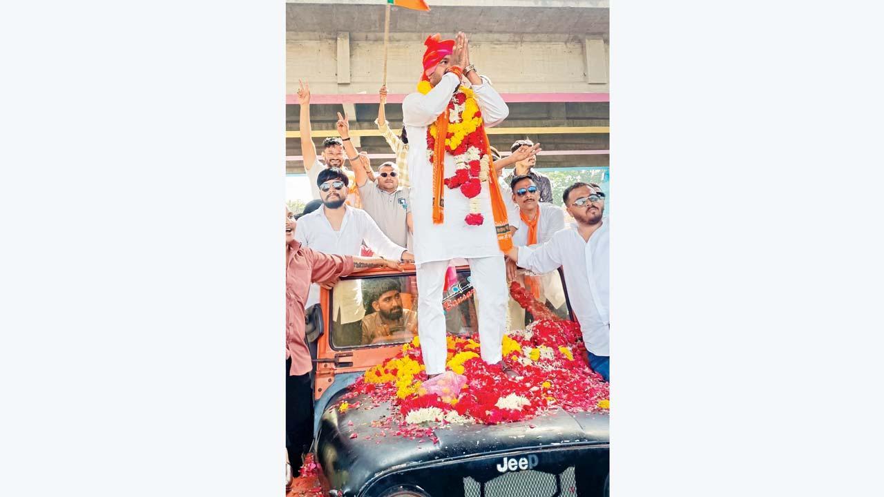 BJPના વિજેતા ઉમેદવાર હર્ષદ પરમારને આગેવાનો અને કાર્યકરોએ ઉત્સાહભેર વધાવીને અભિનંદન આપ્યાં હતાં.