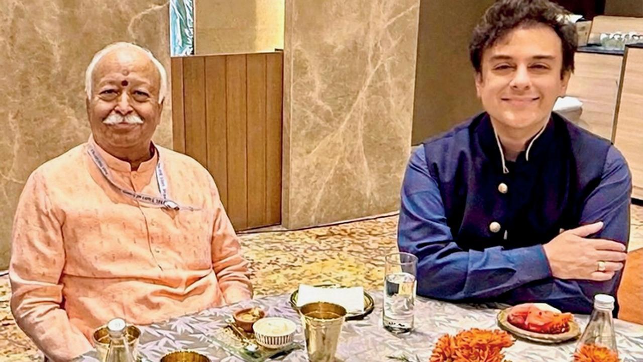 અદનાન સમીએ ફેબ્રુઆરીમાં મુંબઈમાં રાષ્ટ્રીય સ્વયંસેવકના સરસંઘચાલક મોહન ભાગવત સાથે મુલાકાત કરી હતી