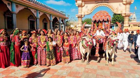 ગાડામાં જાન જોડીને સાજનમાજન સાથે આવેલા વરરાજા