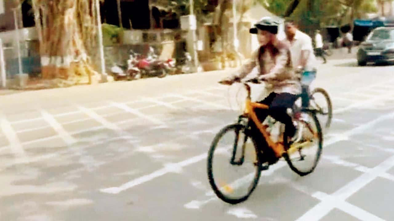 ચીફ મિનિસ્ટરનાં વાઇફની સાઇકલસવારી
