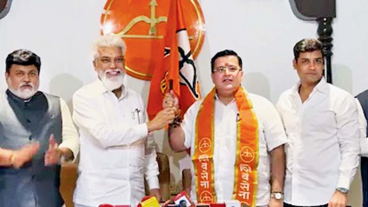આનંદ પરાંજપેએ સંસદસભ્ય શ્રીકાંત શિંદે, મહારાષ્ટ્ર કૅબિનેટના પ્રધાનો દાદા ભુસે અને ઉદય સામંતની હાજરીમાં શિવસેનામાં એન્ટ્રી કરી હતી.