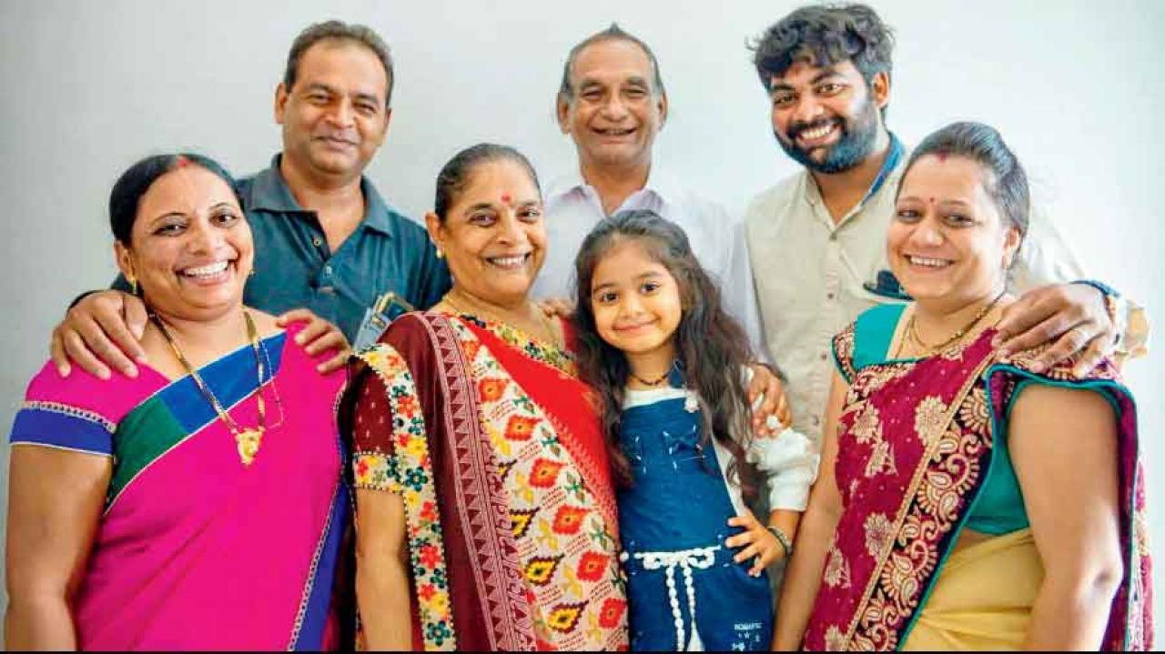 પોપટિયા પરિવાર તરીકે ઓળખાતા ડોબરિયા પરિવારની ૪ પેઢી. (ડાબેથી) પહેલી હરોળમાં મમ્મી ચંદ્રિકાબહેન, દાદી રમાબહેન, પરપૌત્રી વાણી અને પૌત્રવધૂ નમ્રતાબહેન; બીજી હરોળમાં (ડાબેથી) પપ્પા પ્રકાશભાઈ, દાદા હરસુખભાઈ અને પૌત્ર ક્રિપાલ ડોબરિયા.