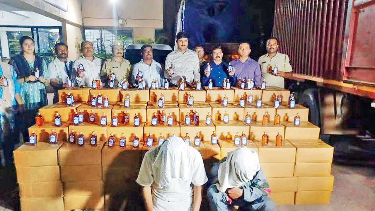થાણેના એક્સાઇઝ વિભાગે જપ્ત કરેલો દારૂ.