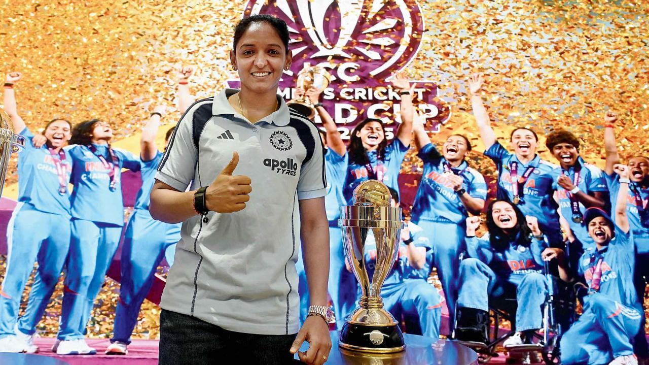 પ્રેસ-કૉન્ફરન્સ બાદ BCCI હેડક્વાૅર્ટરમાં ભારતની વર્લ્ડ કપ ટ્રોફી સાથે પોઝ આપતી ભારતીય કૅપ્ટન હરમનપ્રીત કૌર. તસવીર : આશિષ રાજે