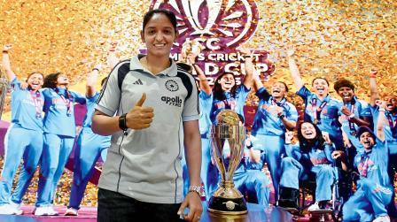 પ્રેસ-કૉન્ફરન્સ બાદ BCCI હેડક્વાૅર્ટરમાં ભારતની વર્લ્ડ કપ ટ્રોફી સાથે પોઝ આપતી ભારતીય કૅપ્ટન હરમનપ્રીત કૌર. તસવીર : આશિષ રાજે