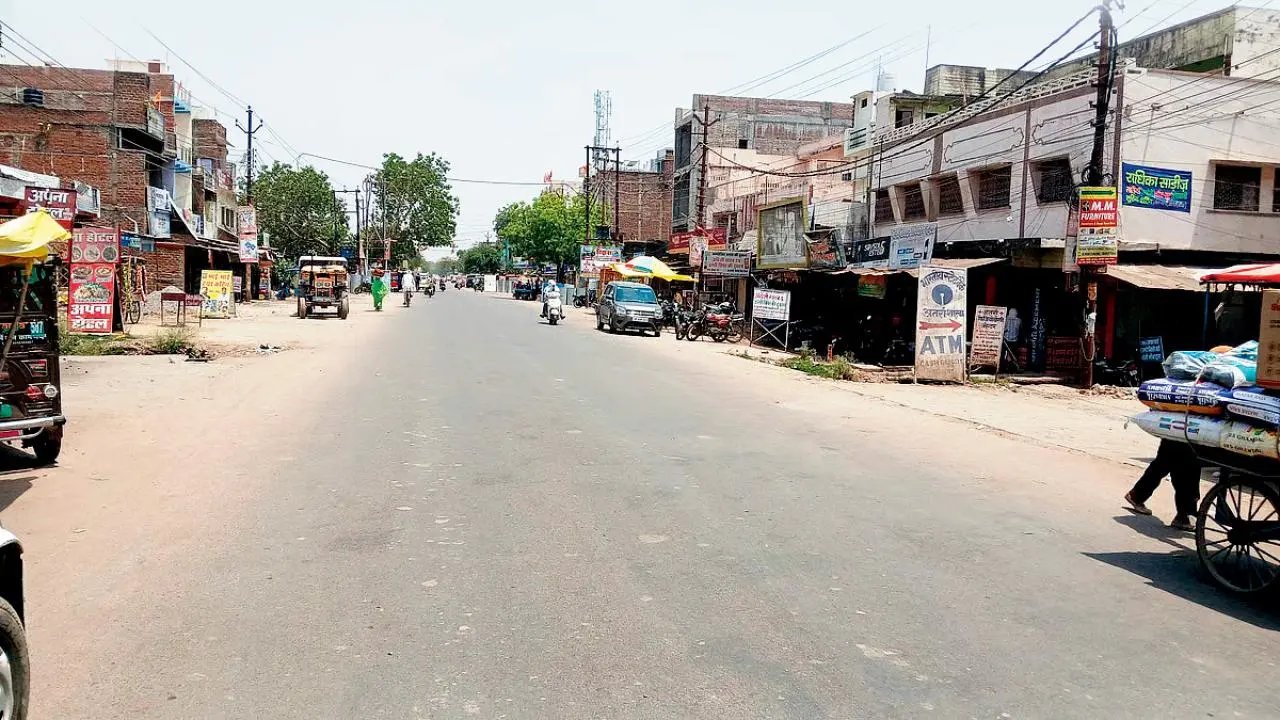સામાન્ય રીતે બાંદાના અટારા બજારમાં દિવસ દરમ્યાન ચાલવાની જગ્યા ન હોય, ત્યાં ગરમીને કારણે છવાયેલો સન્નાટો.