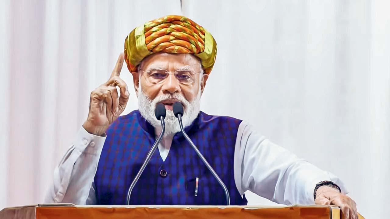 કર્ણાટકના બૅન્ગલોર, તેલંગણના હૈદરાબાદ પછી નરેન્દ્ર મોદી ગઈ કાલે ગુજરાતના જામનગર પહોંચ્યા હતા. ત્યાં તેમને પાઘડી પહેરાવવામાં આવી હતી.