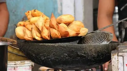 સમોસા પર પગ! ટ્રેનમાં સમોસાવાળાની હરકત કેમેરામાં કેદ, વીડિયો પર IRCTCની સ્પષ્ટતા