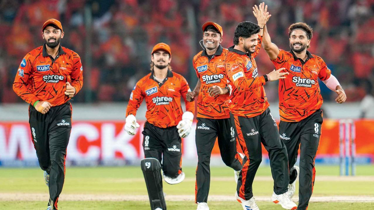 પંજાબ કિંગ્સના ડેન્જરસ ઓપનર પ્રભસિમરન સિંહની વિકેટ લીધા બાદ સેલિબ્રેટ કરી રહેલી સનરા​ઇઝર્સ હૈદરાબાદની ટીમ.