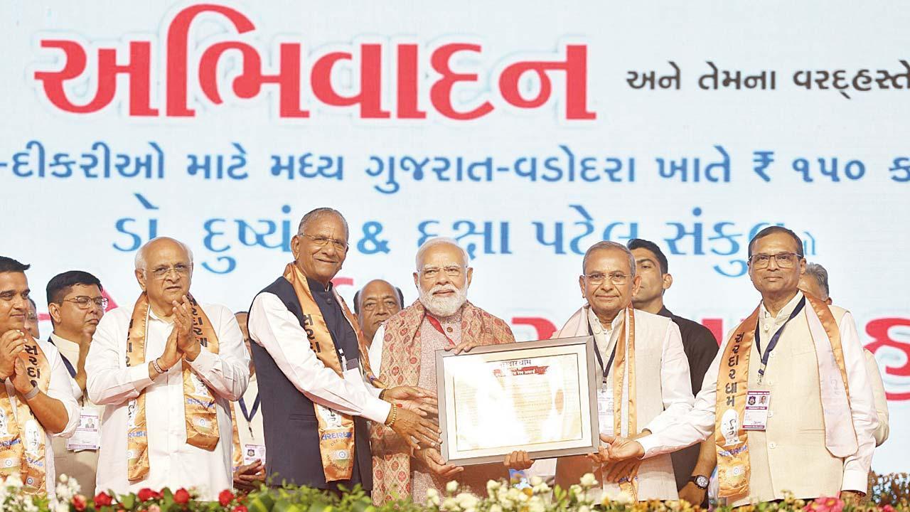 ગઈ કાલે વડોદરામાં સરદારધામના લોકાર્પણ પ્રસંગે પાટીદાર અગ્રણીઓએ નરેન્દ્ર મોદીનું સરદાર ગૌરવ રત્ન અવૉર્ડથી સન્માન કર્યું હતું.