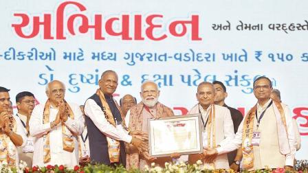 ગઈ કાલે વડોદરામાં સરદારધામના લોકાર્પણ પ્રસંગે પાટીદાર અગ્રણીઓએ નરેન્દ્ર મોદીનું સરદાર ગૌરવ રત્ન અવૉર્ડથી સન્માન કર્યું હતું.