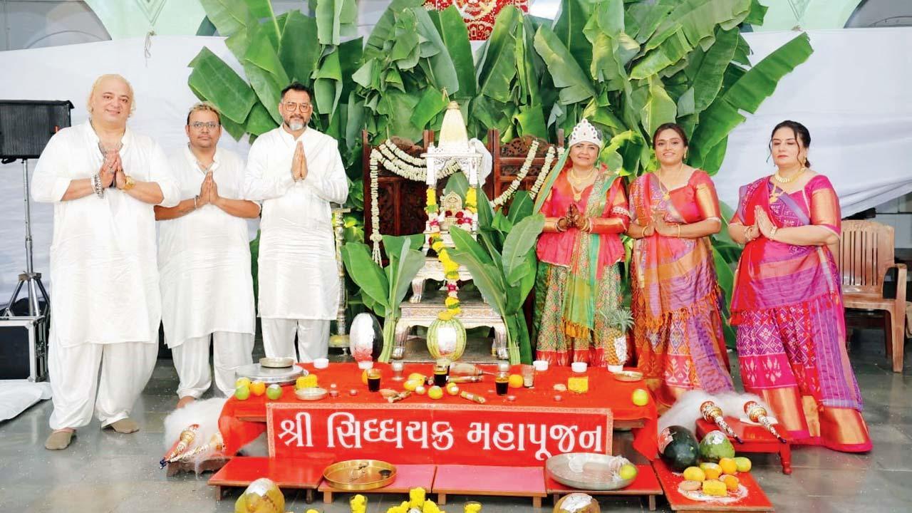 (ડાબેથી) મૅક્સ જોશી, નીલેશ મહેતા, કેતન શાહ, દીપ્તિ શાહ, આરતી મહેતા, રચના જોશી.