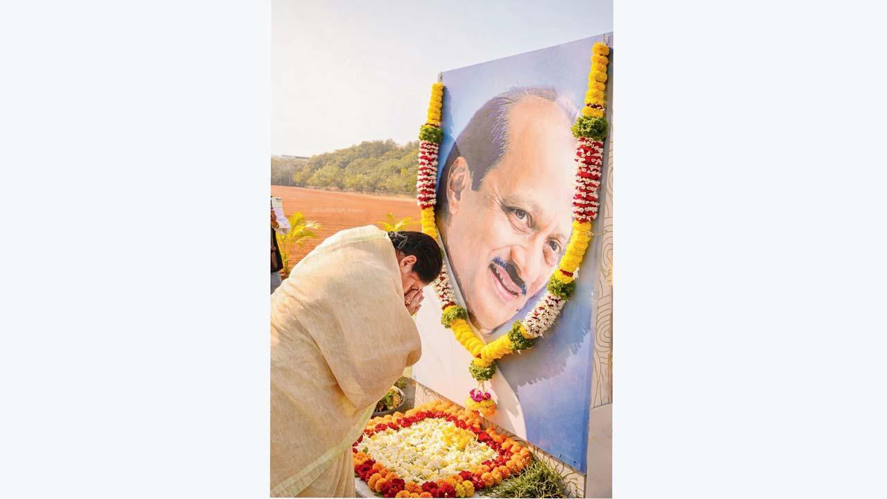 બારામતીમાં વિજય પછી અજિત પવારની છબિને નમન કરતાં સુનેત્રા પવાર.