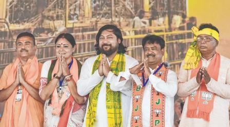 સુવેન્દુ અધિકારી અને તેમની સાથે શપથ લેનારા પાંચ પ્રધાનો.