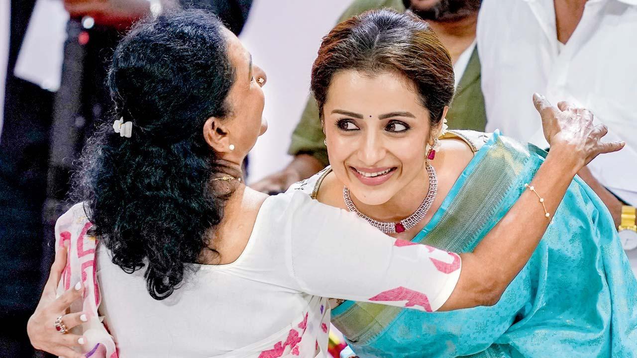 વિજયનાં મમ્મીને શપથવિધિ સમારોહમાં ભેટતી ત્રિશા ક્રિષ્નન.