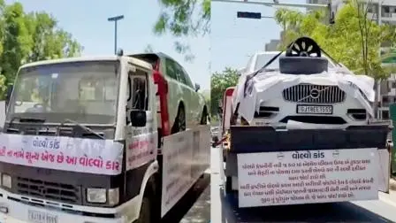 ટ્રકની સાથે બૅનર લાગેલું હતું કે આ કાર કેટલી ખરાબ છે