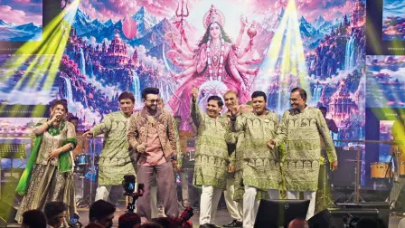 ડાબેથી આશિતા દેઢિયા, મુકેશ ગાલા, શરદ લશ્કરી, અમૃત ગડા, મનસુખ સત્રા, ભરત છેડા, પુનશીભાઈ સત્રા. તસવીરો : સતેજ શિંદે