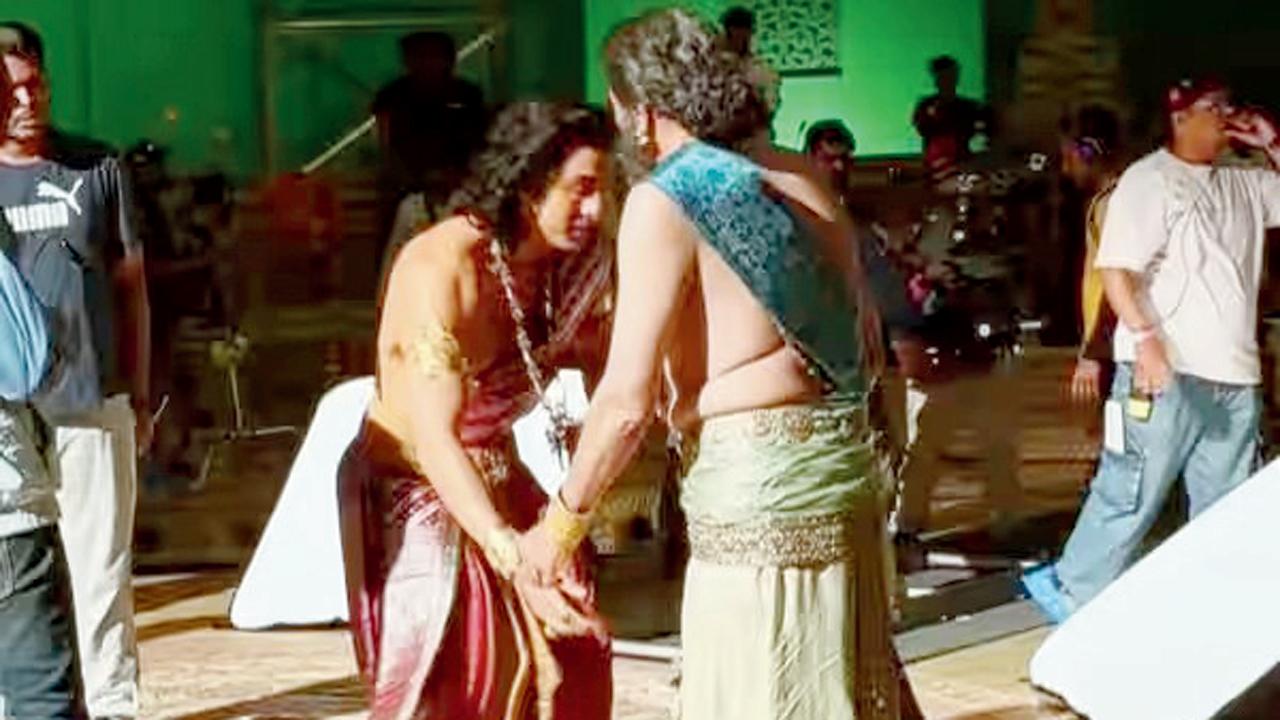 સેટ પરની તસવીર