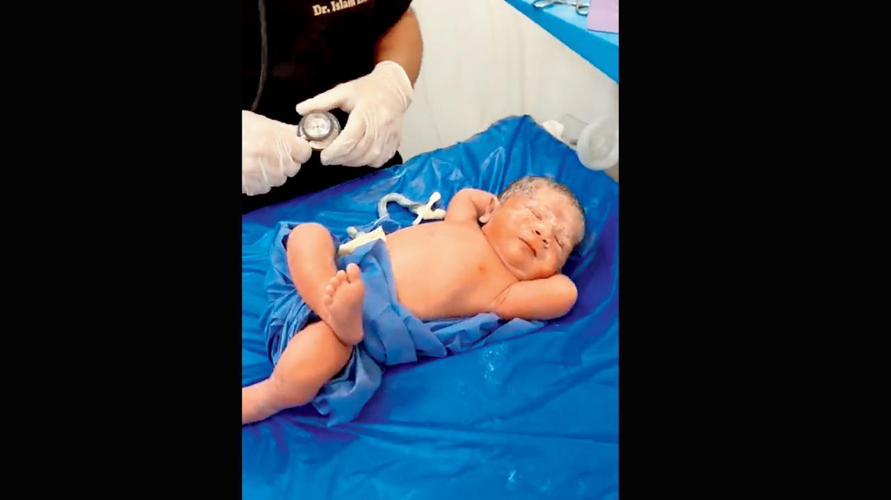 રાજાશાહી અંદાજમાં સૂતેલો બાળક 