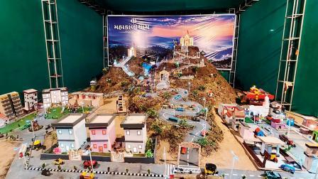 ભાદરવા ગામે બનાવેલો વિશાળ ગબ્બર અને દર્શન કરવા આવેલા શ્રદ્ધાળુઓ.