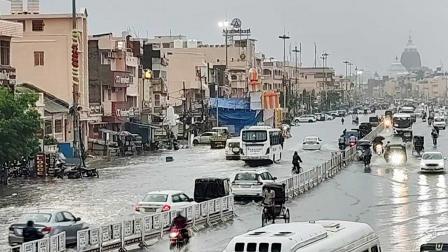 ઓડિશાના પુરીમાં ફરી વળેલું દરિયાનું પાણી.