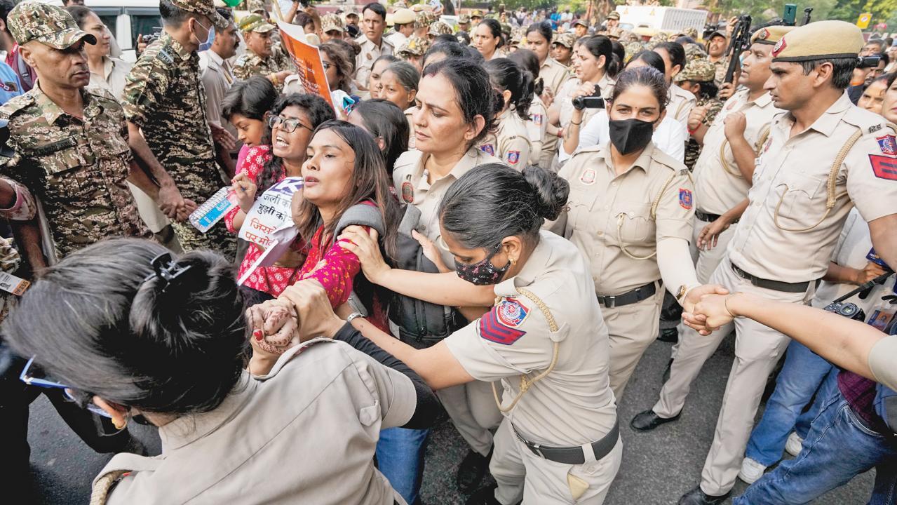 ગઈ કાલે દિલ્હીમાં પ્રદર્શનકારીઓને અટકાયતમાં લેતી પોલીસ.