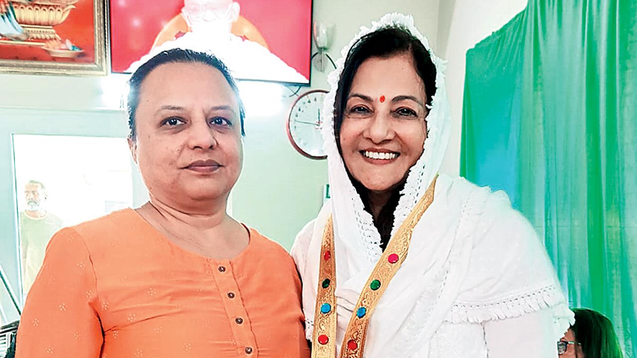મીનળબહેનનું અભિવાદન ફાલ્ગુની શાહે કરેલું