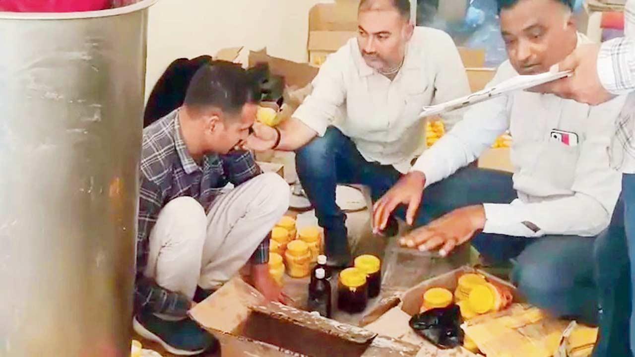  દેશી ઘીના નામથી નકલી ઘી વેચવાનો કાળો ધંધો પકડાયો છે.