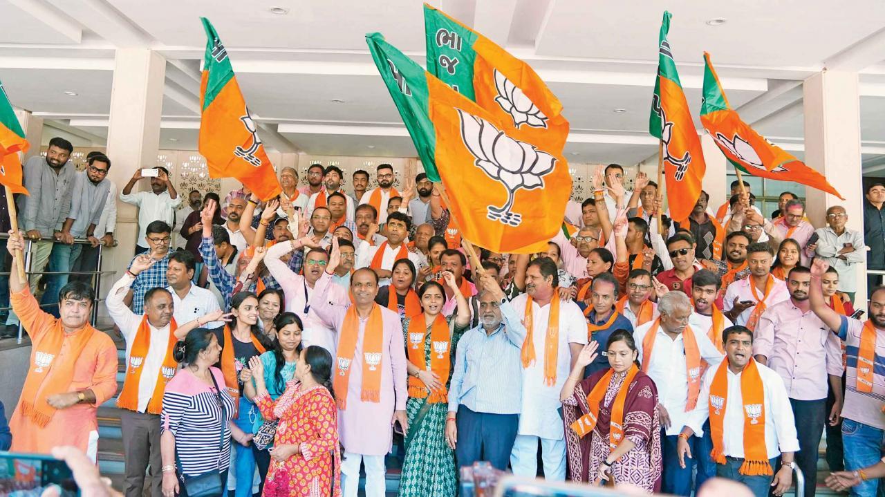 BJPના કાર્યકરોએ વિજયોત્સવ ઊજવ્યો હતો.  