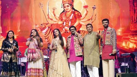 અંકિતા બ્રહ્મે, અનુષ્કા પંડિત, વ્યોમી ગાલા, જયેશ દેસાઈ, રમઝટ અને બીટ્સ 16ના ઑર્ગેનાઇઝર મિલન શાહ અને પાર્થ ગાંધી. તસવીરો: સતેજ શિંદે