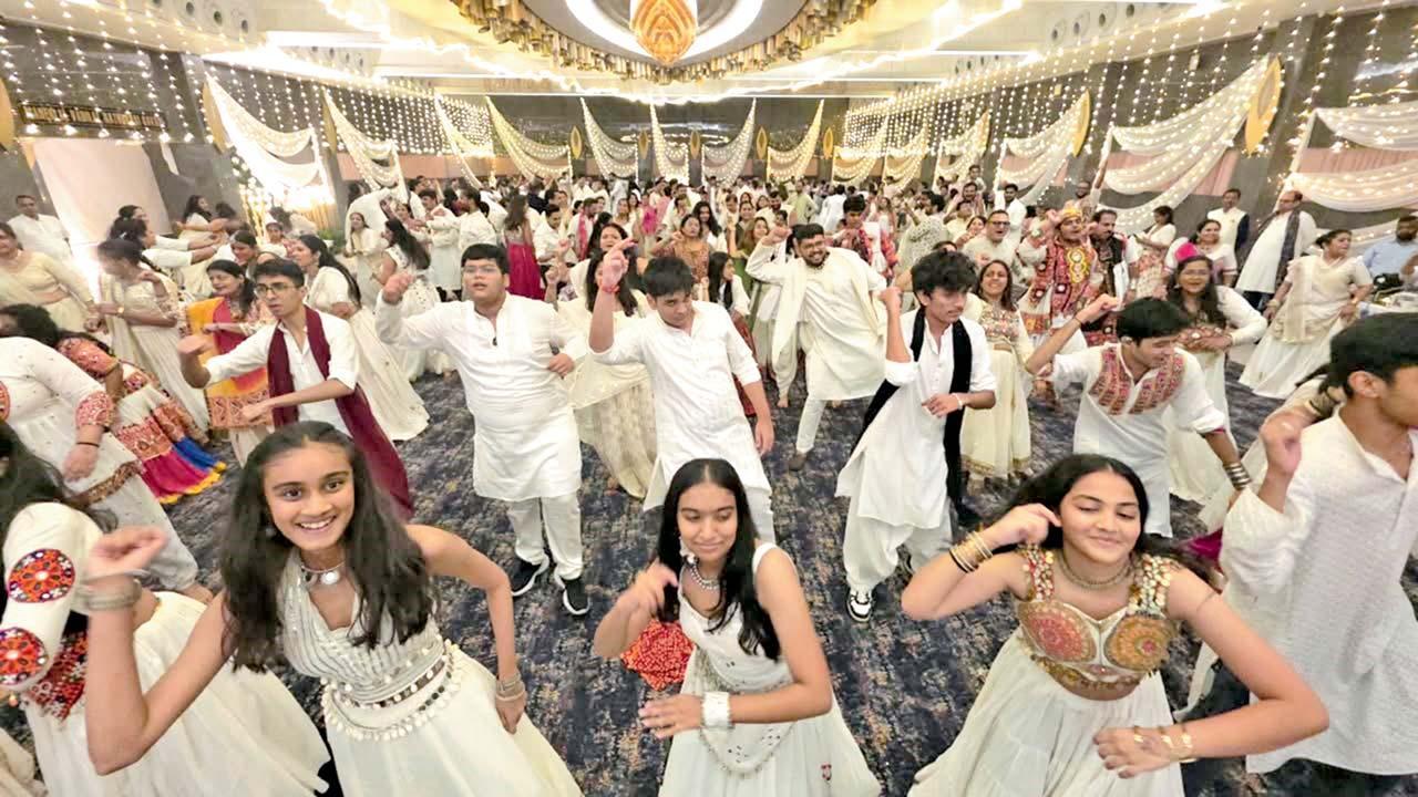 શનિવારની રાત્રે મુંબઈમાં સૌપ્રથમ વાર યુનિક ઑલ-વાઇટ થીમ પર રાસ-ગરબા