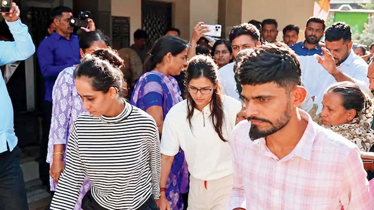 હેમખેમ પાછા ફરેલા ત્રણેય યુવાનો.
