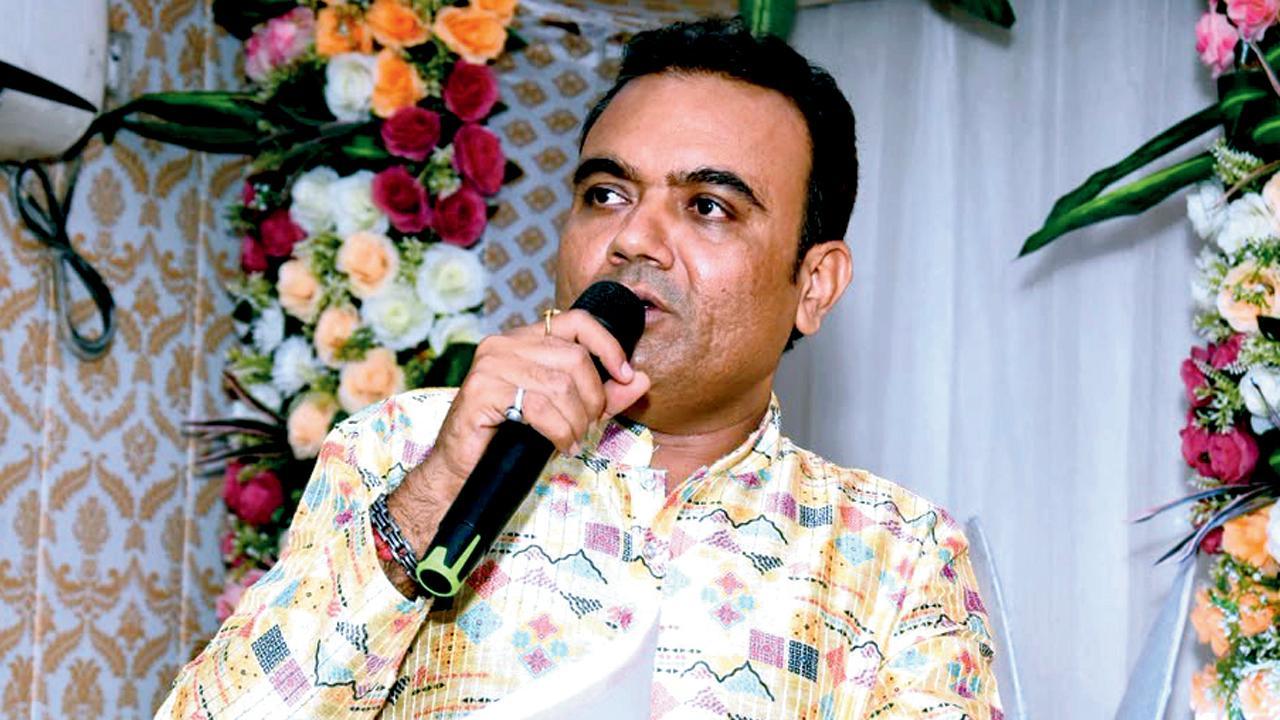 પોતાની રીટેલ શોપ ધરાવતા હરેશ ગોસ્વામી દશનામ ગોસ્વામી સમાજ, મુલુંડના મંત્રી તરીકે સક્રિય રહીને સમાજનાં કાર્યો કરે છે