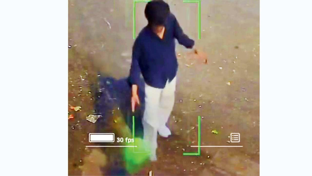 કચરો ફેંકતો માણસ કૅમેરામાં ઝડપાઈ ગયો હતો.