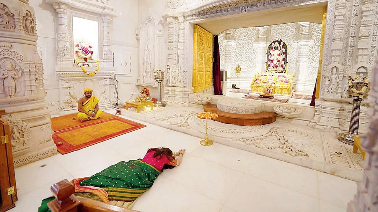 અભિનેત્રી અને સંસદસભ્ય કંગના ભવ્ય શ્રીરામ મંદિરમાં દર્શન કરવા ગઈ હતી