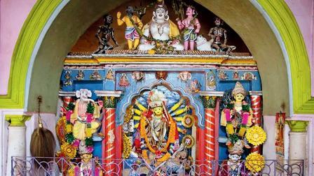 બિષ્ણુપુરના મૃણમયી મંદિરનું આર્કિટેક્ચર બંગાળી હવેલી જેવું છે. 