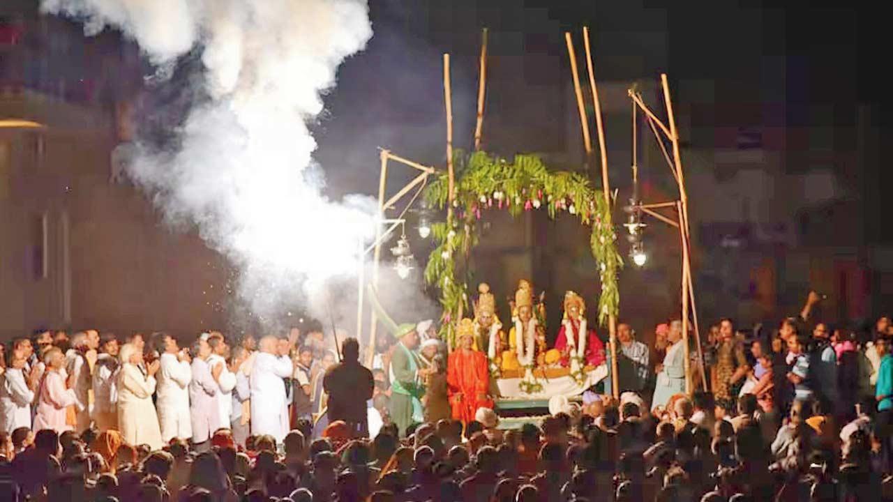 રાતના અંધારામાં કોઈ એક્સ્ટ્રા લાઇટિંગ વિના ગામના ચોરે ભજવાતી રામલીલા.