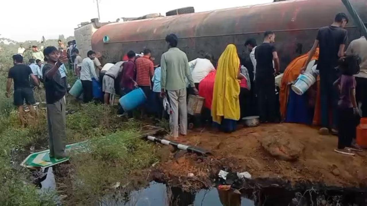 જયપુરમાં તેલથી ભરેલું ટેન્કર પલટાયું