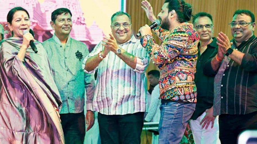 પ્રવીણાબહેન ઠાકુરે સિંગર રાઘ‍વ દવે સાથે ‘દ્વારિકાનો નાથ મારો રાજા રણછોડ છે’ ગીત ગાઈને વસઈવાસીઓને તેમ જ વસઈ ગુજરાતી પરિવારના જિજ્ઞેશ શાહ, બિપિન ખોખાણી (પ્રમુખ), મિલન અજમેરા અને અમિત શાહને ખુશ કરી દીધા હતા. તસવીરો: સતેજ શિંદે