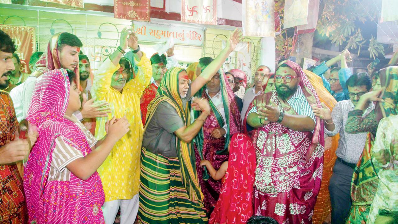 અમદાવાદમાં સદુમાતાની પોળમાં સાડી પહેરીને ગરબા રમવાની પરંપરા પુરુષોએ જાળવી રાખી