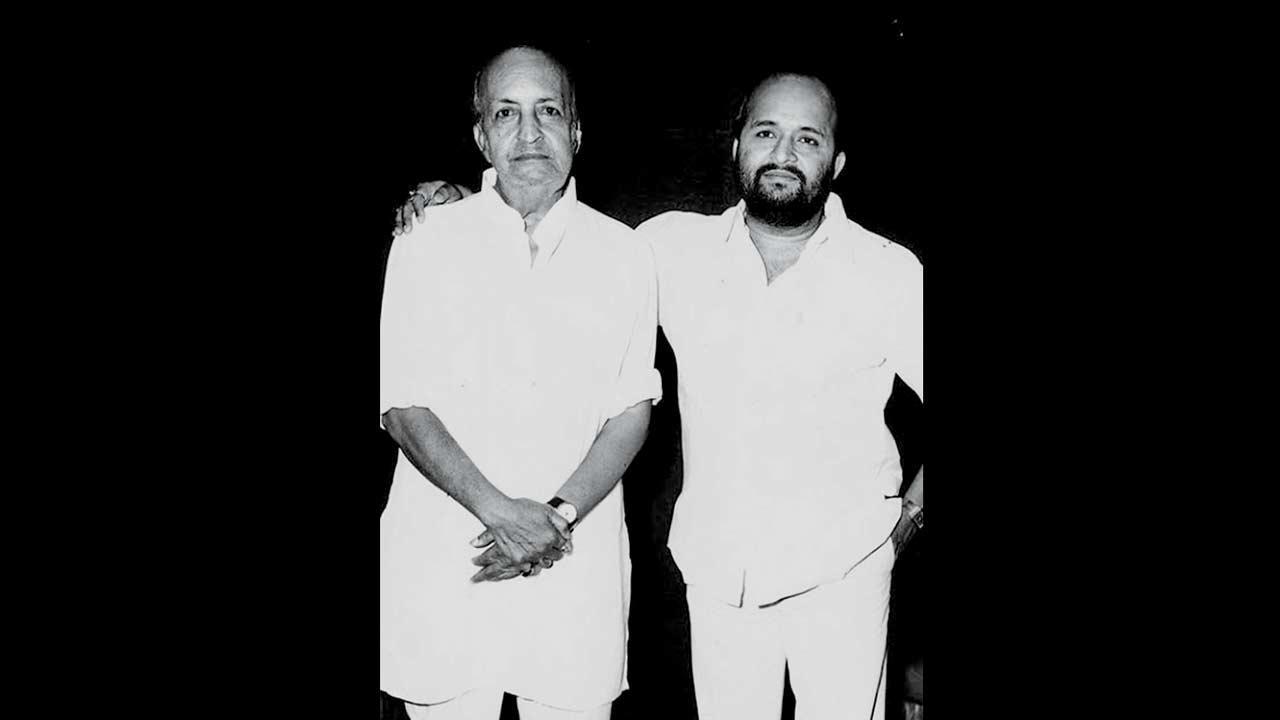 પિતા અનજાન સાથે સમીર.